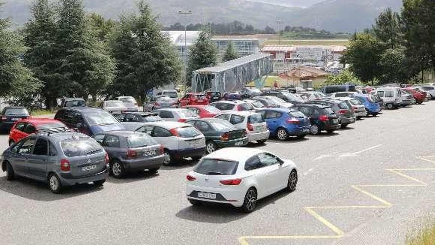 Decenas de vehículos estacionados ayer en el parking del Ifevi que está unido a Peinador a través de una pasarela cubierta. // Alba Villar