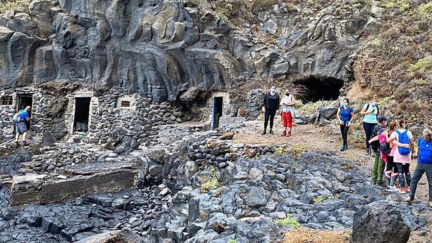 Algunas de las casas cueva de la costa de La Victoria de Acentejo.