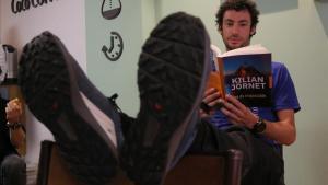 Kilian Jornet hojea su último libro, en Barcelona.