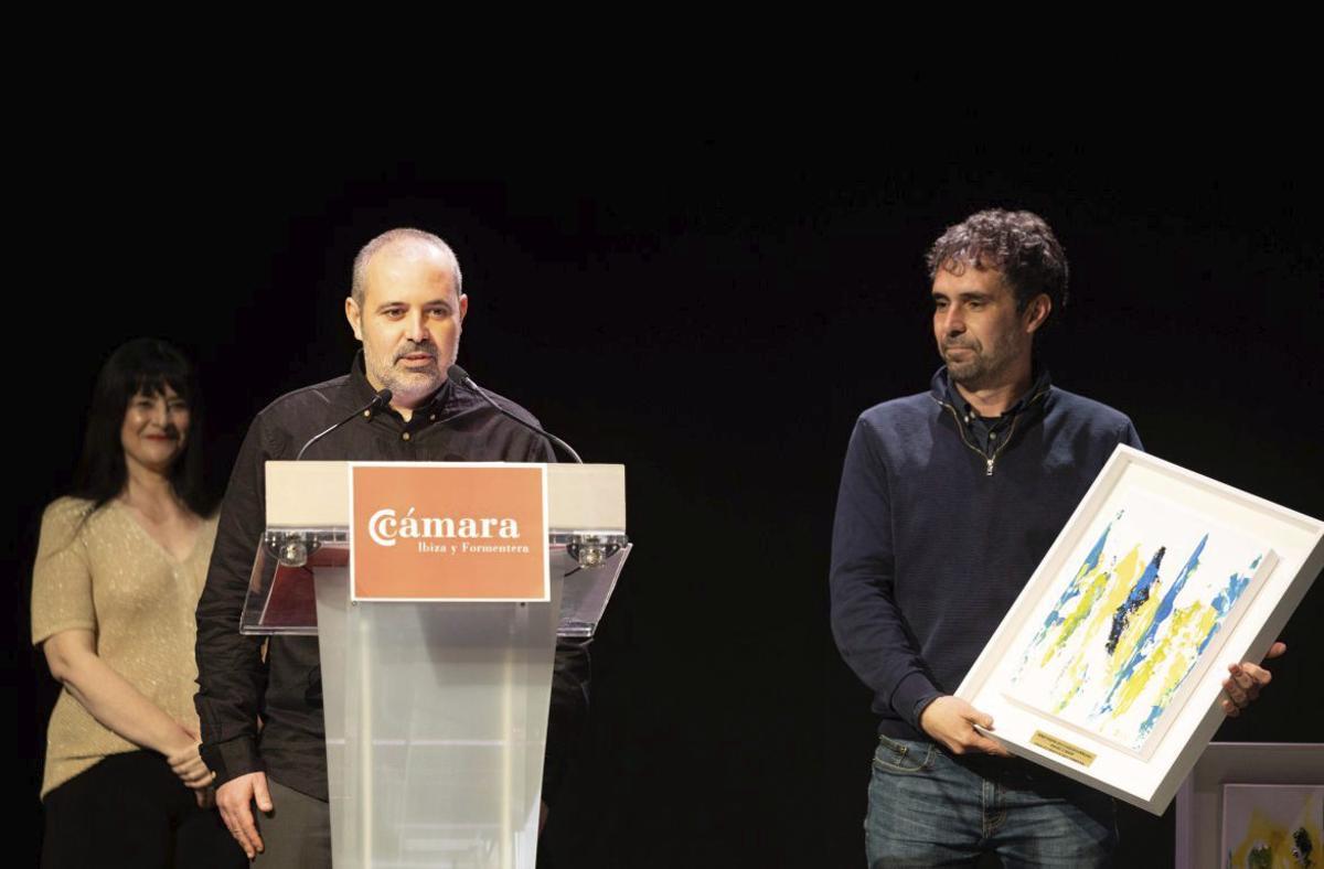 María Marí, la fundadora del bar Josmar, sostiene su premio, elaborado por el artista Mario Arlati.