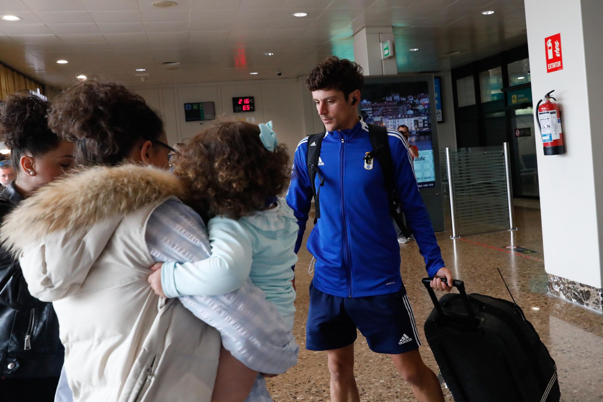 Las imágenes de la llegada al aeropuerto del Oviedo