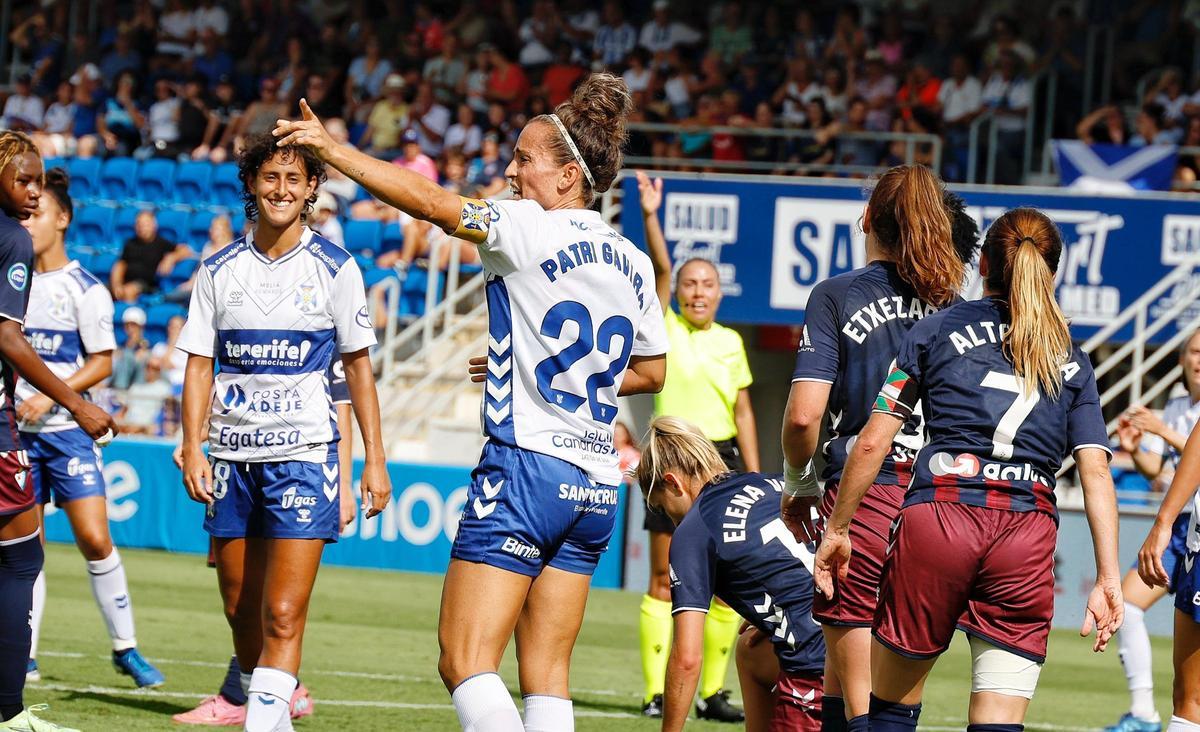 Patri Gavira reclama un córner tras una jugada de ataque.