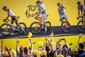 Barcelona se tiñe de amarillo para recibir el Tour en una presentación de equipos frente a la Sagrada Família
