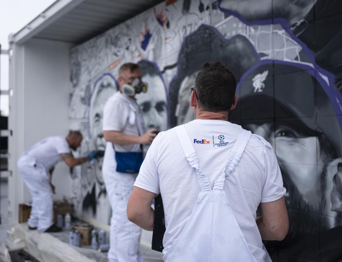 El increíble mural que preside el Stade de France para la final de la Champions