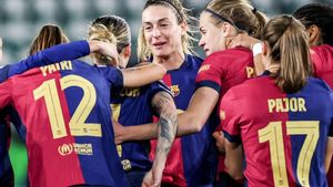 Las jugadoras del Barcelona celebran el segundo gol durante el partido de ida de cuartos de la Champions League.