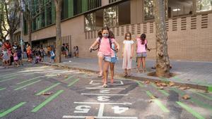 Archivo - Niños juegan en el entorno de una escuela de Barcelona.