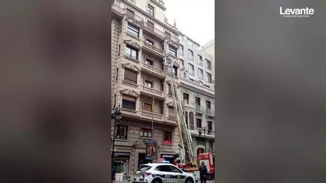 El fuerte viento obliga a revisar la fachada de un edificio en la calle Colón