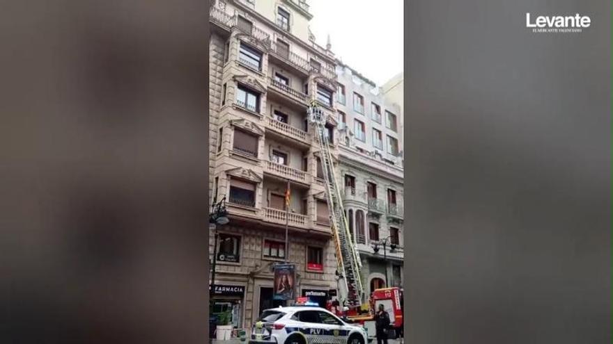 El fuerte viento obliga a revisar la fachada de un edificio en la calle Colón