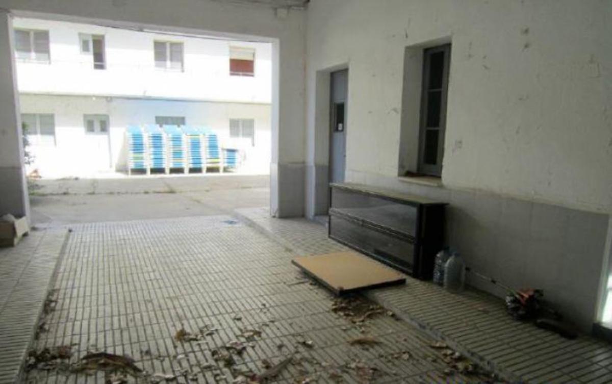 L'interior i el pati de l'antiga caserna de la Guàrdia Civil de Blanes.