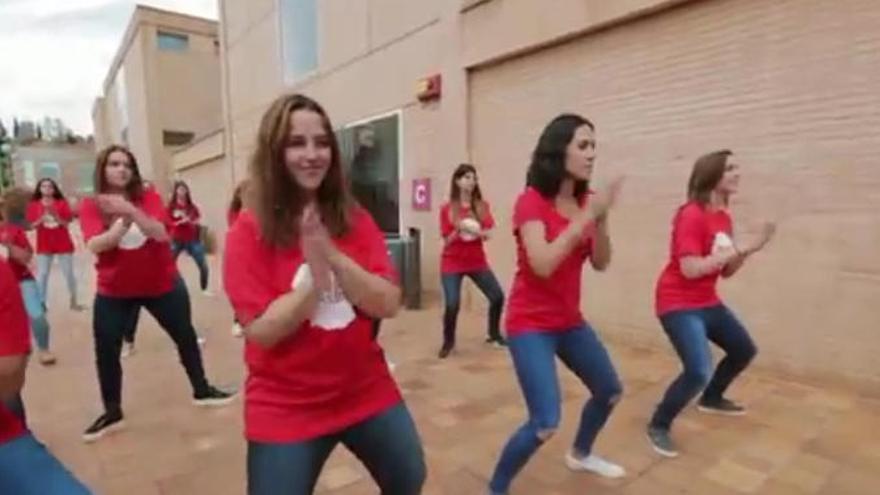 Alumnes i personal de la UVic ballen pels racons del centre