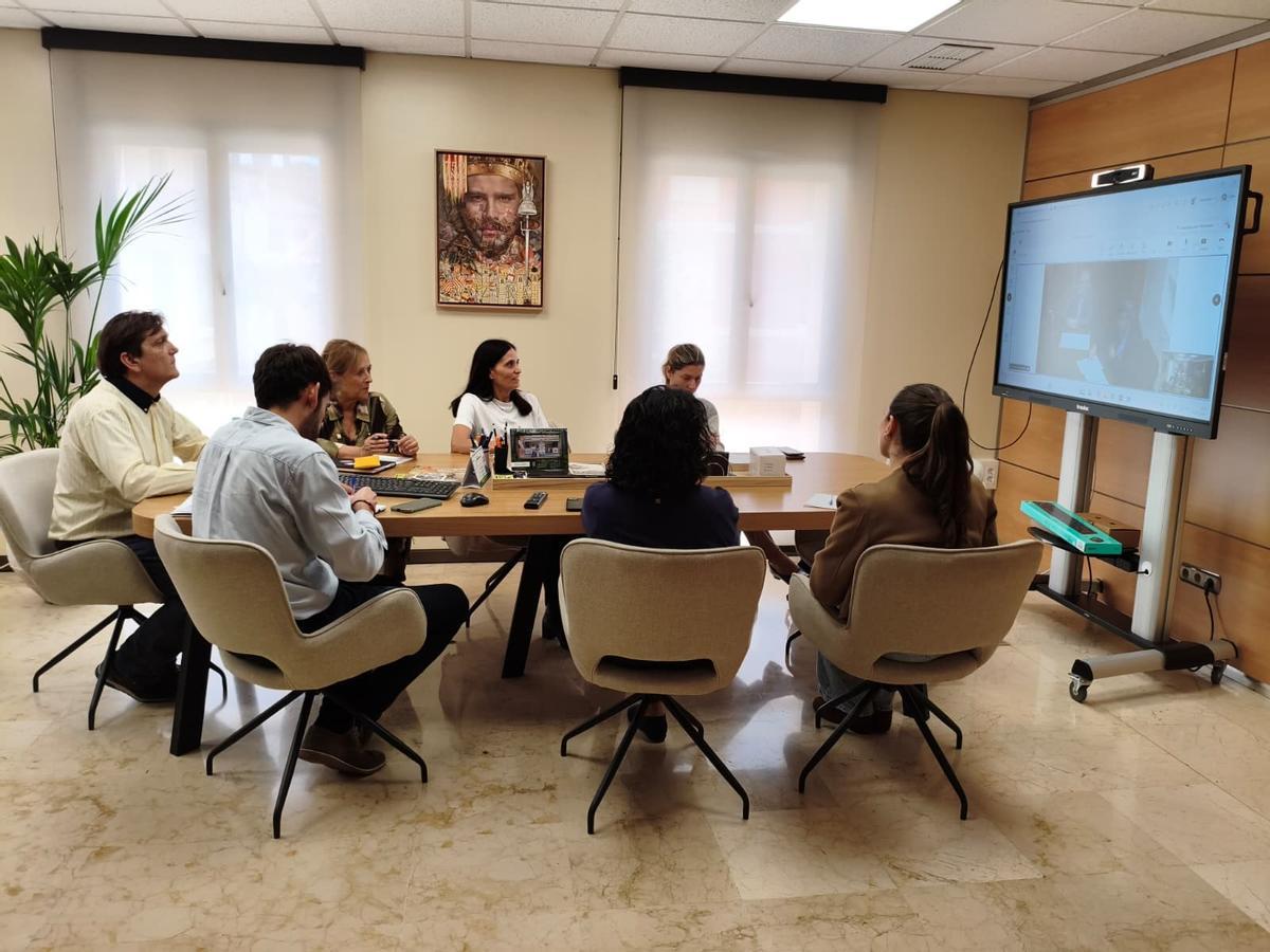 Un momento de la reunión desarrollada este martes entre el Ayuntamiento de Alzira y la entidad Casa 47.