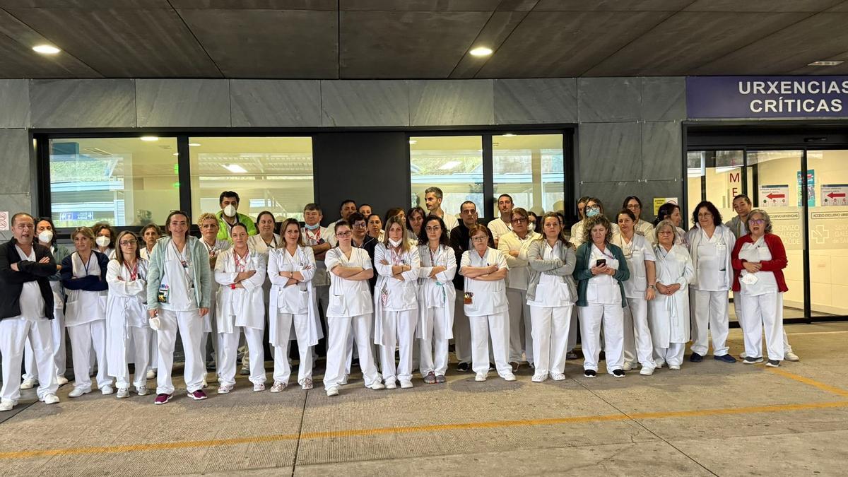 El personal de Urgencias, durante su protesta a las puertas del Cunqueiro