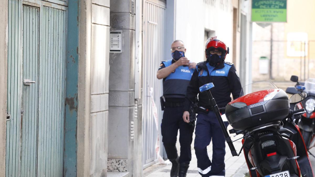 Los agentes disparan contra un hombre armado con un hacha en Gijón