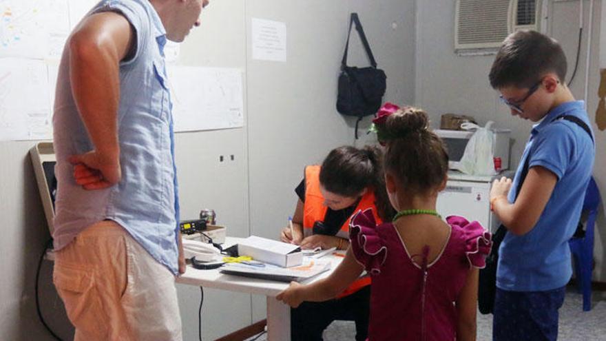 Un padre solicitando la pulsera de identificación para su hija.