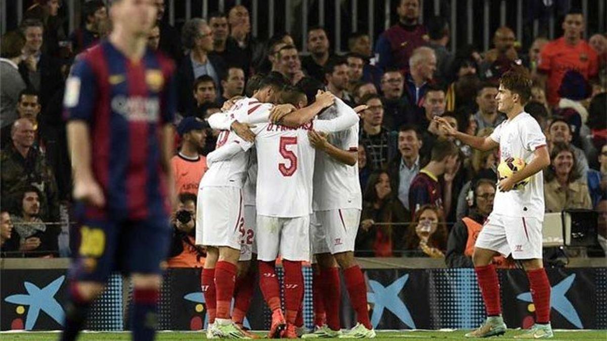Los jugadores del Sevilla celebrando el autogol de Jordi Alba