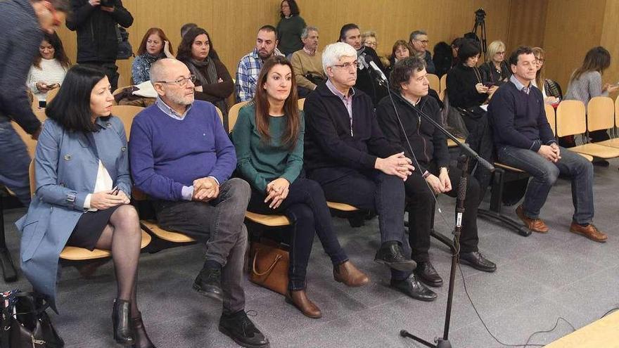 Áurea Soto, Francisco Rodríguez, Iolanda Pérez, Xosé Carballido, Fernando Varela y Xosé Somoza, ayer en el banquillo. // Iñaki Osorio