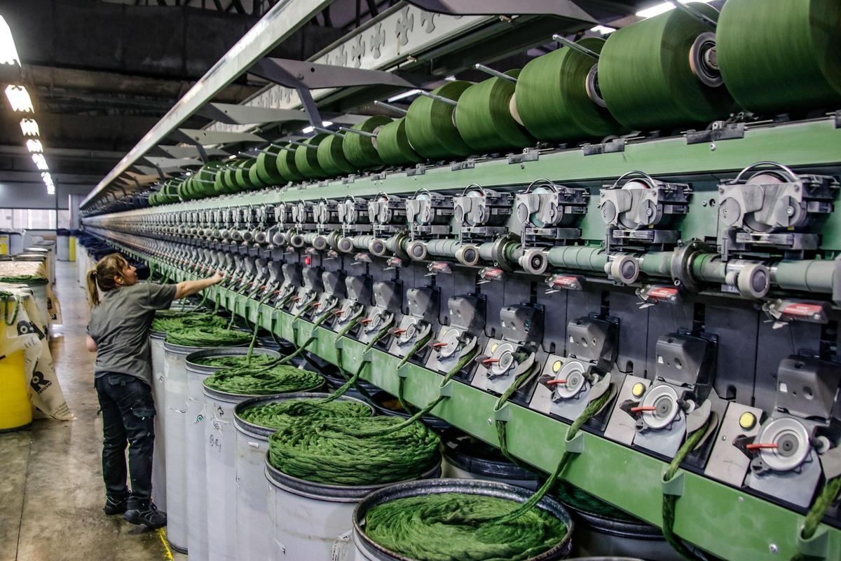 Una trabajadora en la planta de producción de una empresa textil de la comarca de l'Alcoià.