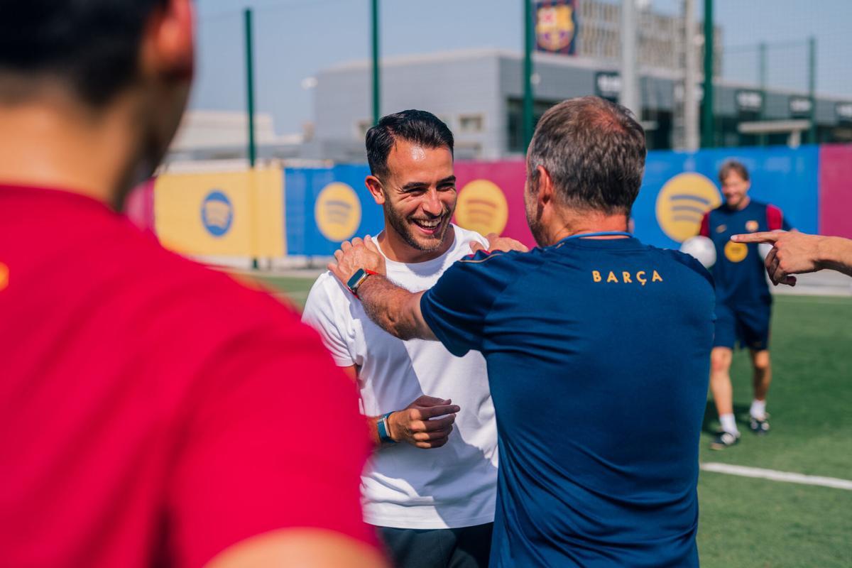 23/07/2026 El jugador del Barça Eric Garcia saluda a su entrenador, Hansi Flick, en el entrenamiento del 23 de julio de 2026 DEPORTES FCB