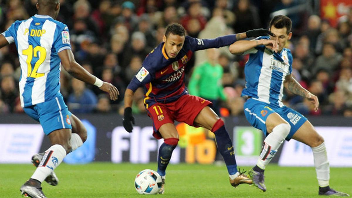 Neymar, en una acción del derbi de este miércoles en el Camp Nou