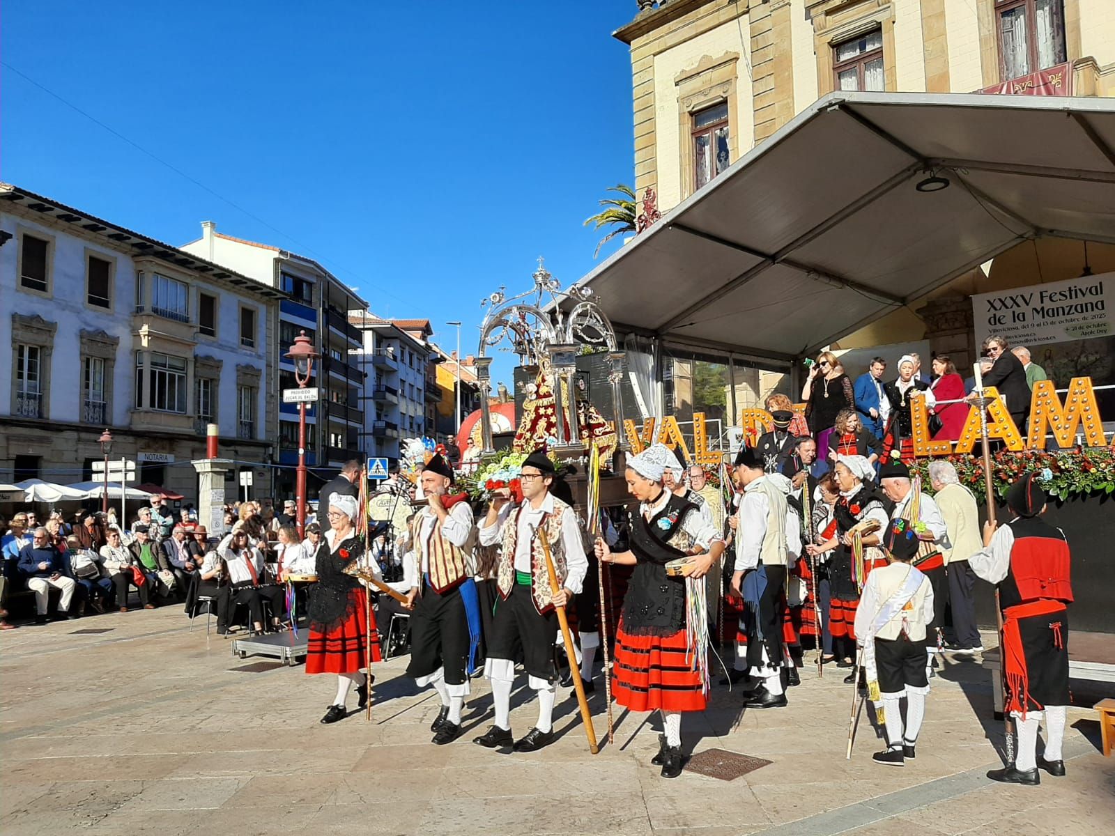Villaviciosa ofrece el primer mosto a la Portalina: así ha sido el acto seguido de un desfile de carrozas
