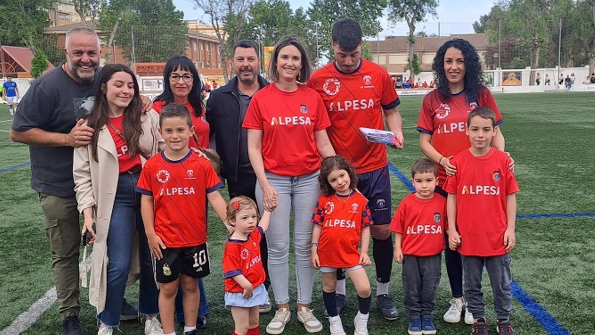 Aarón con su familia y la alcaldesa en el homenaje de la UE Tavernes