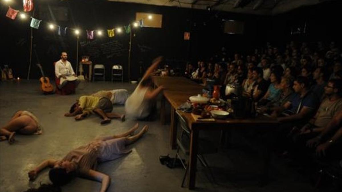 La compañía mexicana Vaca 35 recrea en FiraTàrrega el ritual de la fiesta de los muertos.