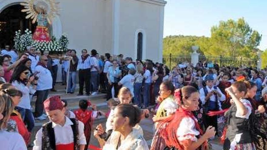 La Virgen del Pilar moviliza hoy a toda la comarca con romerías multitudinarias