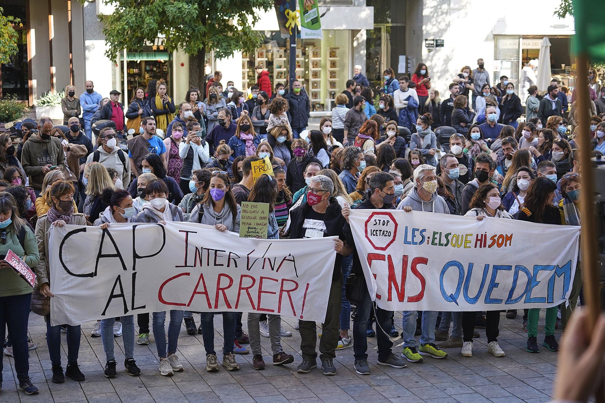 Centenars de professors es concentren a la Delegació del Govern a Girona en contra de la temporalitat