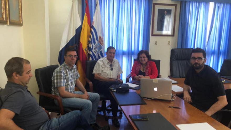 Un momento de la reunión en el Ayuntamiento de San Juan de la Rambla.