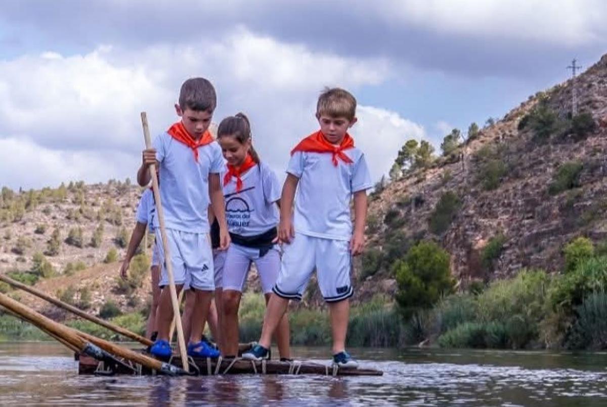 Algunos niños del pueblo realizando la maerà infantil en ediciones anteriores.