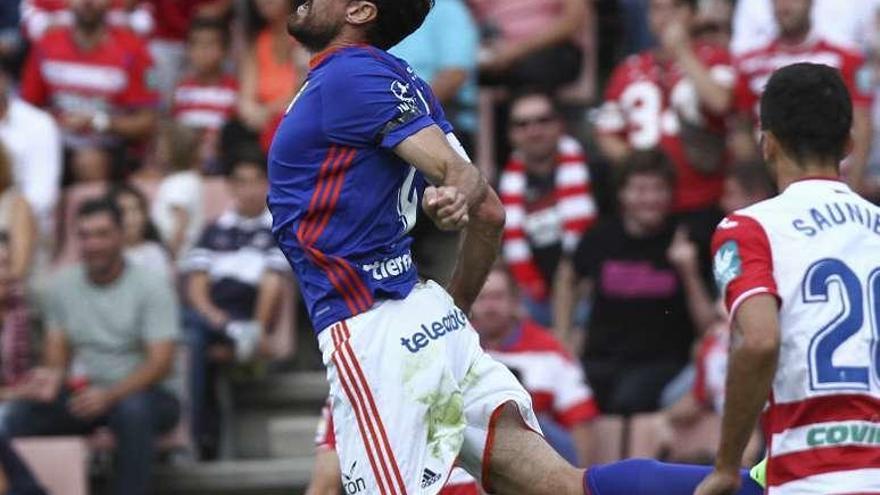 Toché deja un balón de cara con el pecho en el partido del sábado ante el Granada.