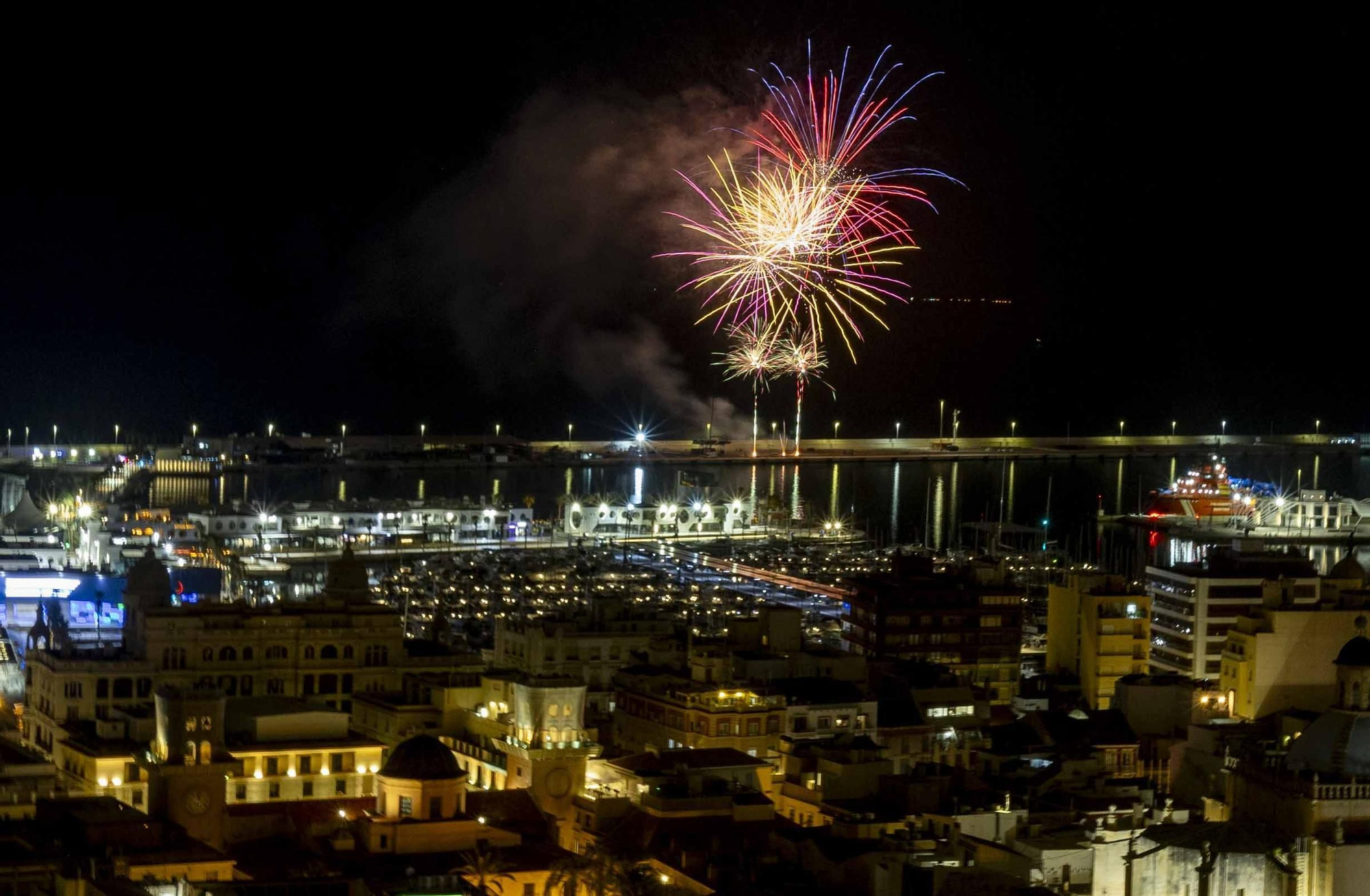 El castillo por el 9 d'Octubre lanzado en Alicante por Coeters Dragons