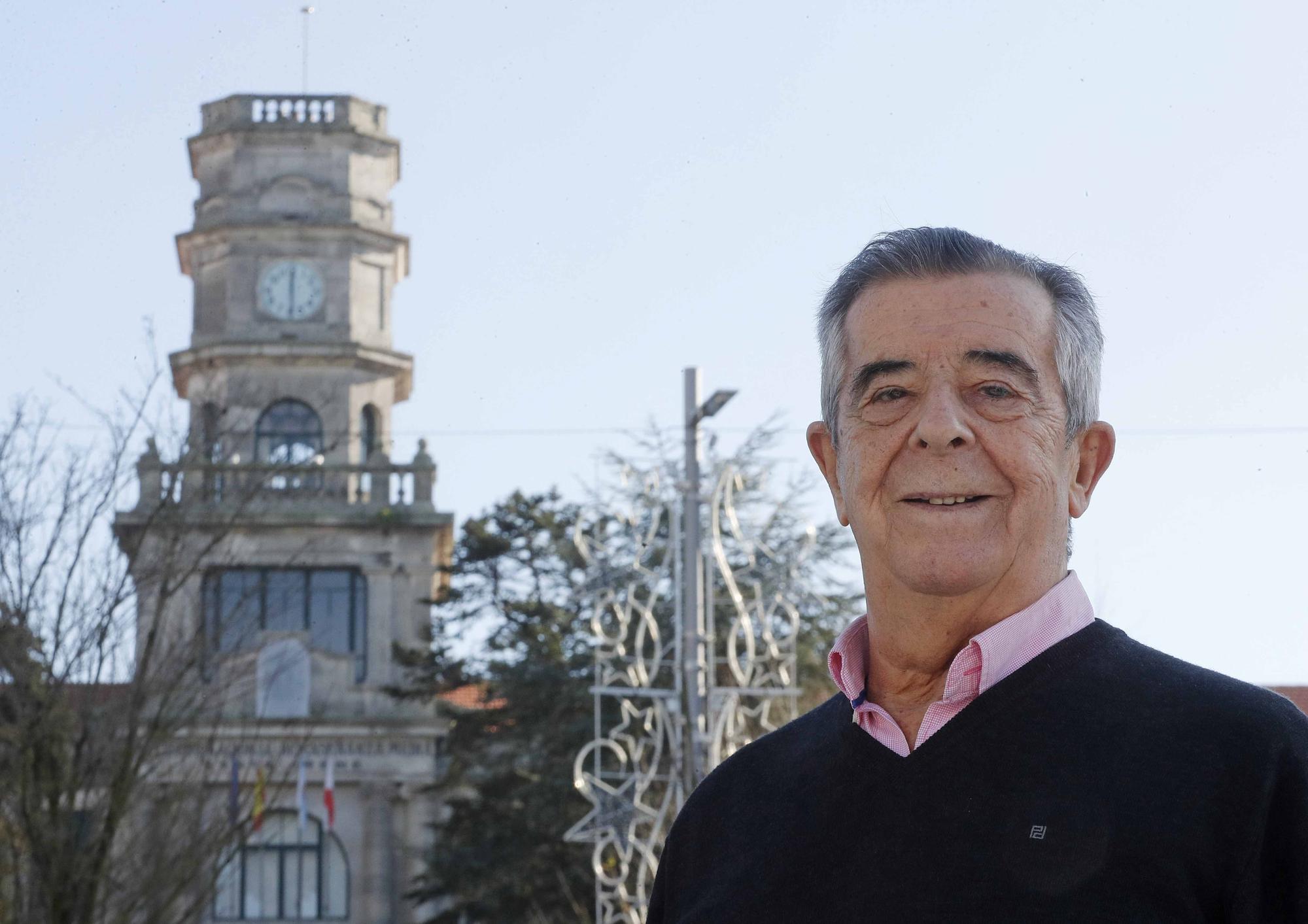 El relojero Gerardo Alonso ante el Instituto Santa Irene