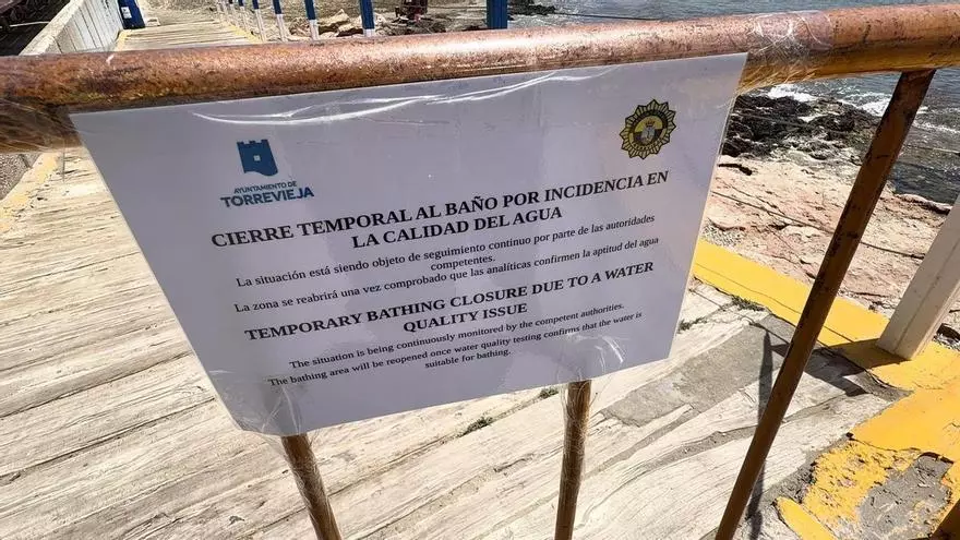 Torrevieja cierra al baño las piscinas naturales y las rocas del paseo marítimo por la mala calidad del agua