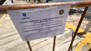 Torrevieja cierra al baño las piscinas naturales y las rocas del paseo marítimo por la deficiente calidad del agua
