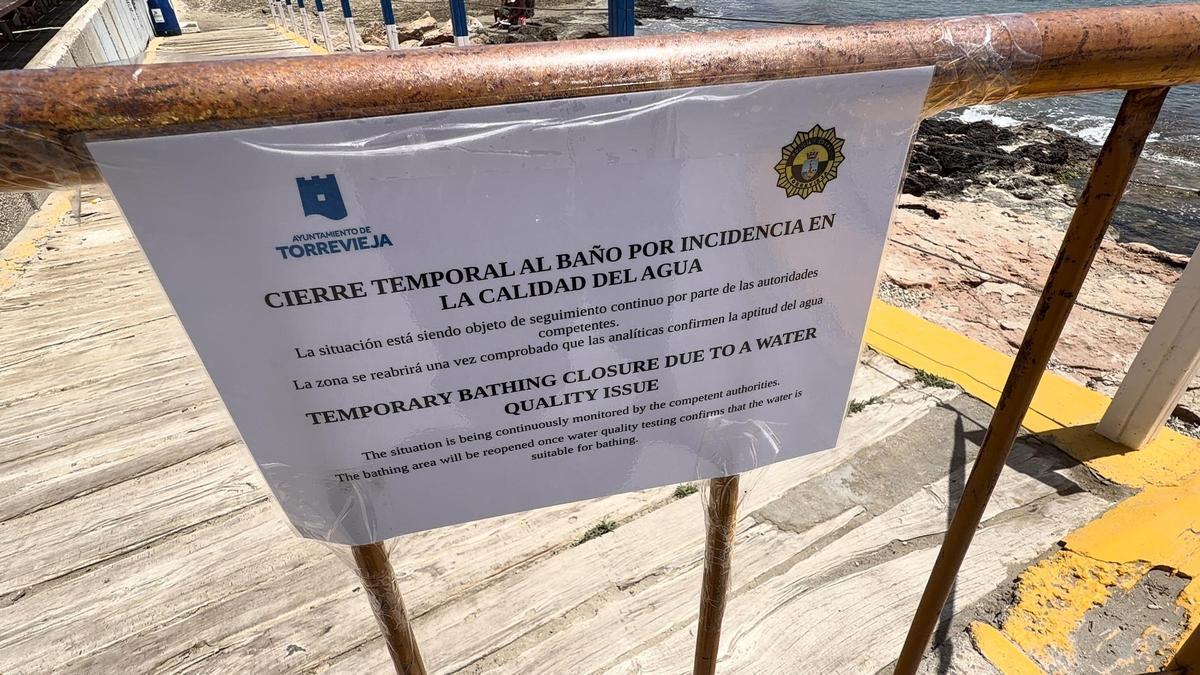Torrevieja cierra al baño las piscinas naturales y las rocas del paseo marítimo por la mala calidad del agua