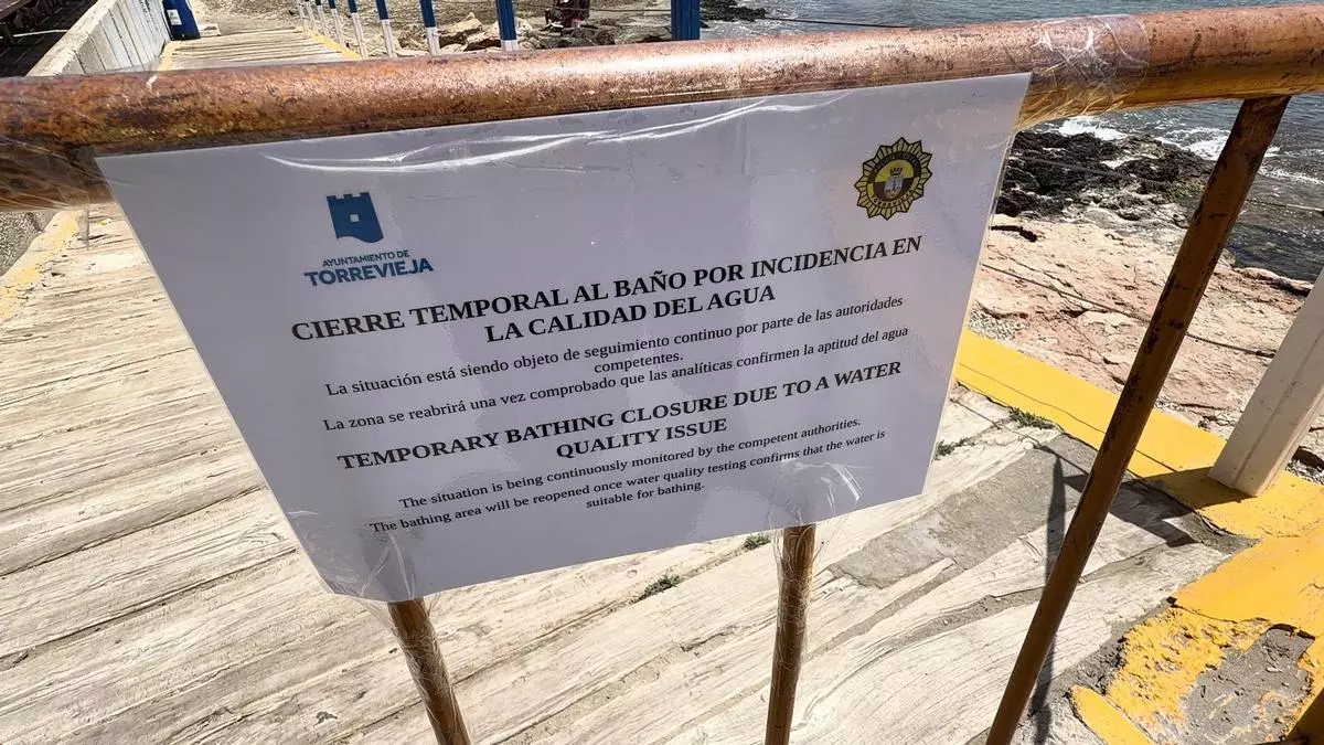 Torrevieja cierra al baño las piscinas naturales y el litoral de las rocas del paseo marítimo por la deficiente calidad del agua