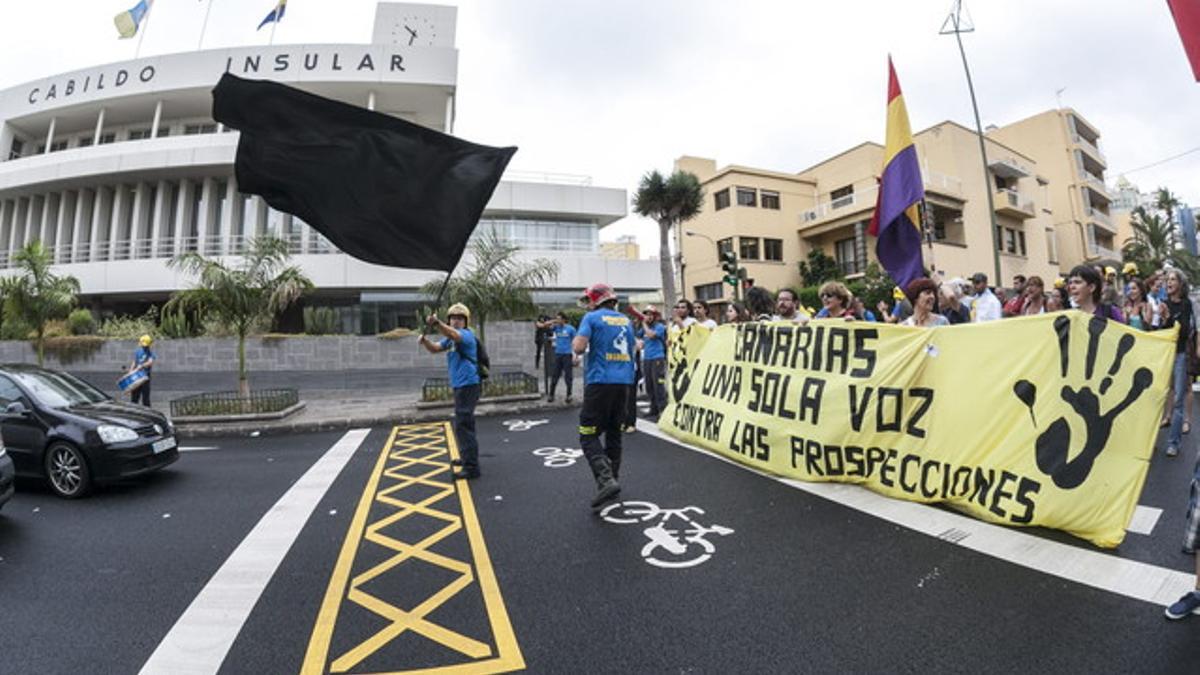 Varias decenas de personas se manifestaron, el 23 de junio del 2014, a las puertas del Cabildo de Gran Canaria en contra de las prospecciones petrolíferas