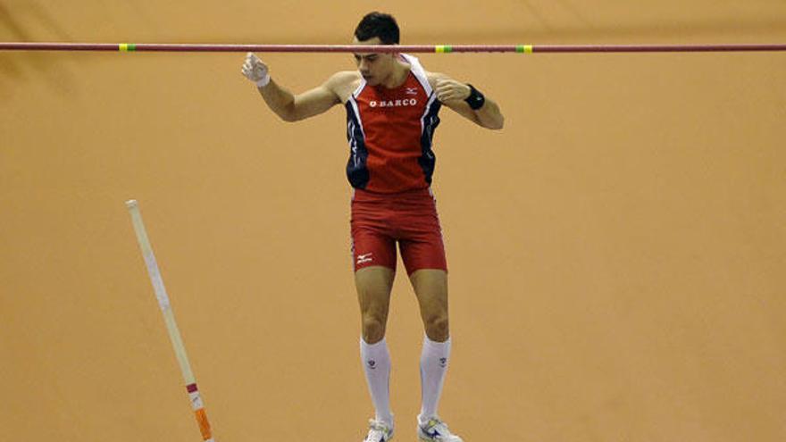 Luis Moro, durante la final de salto con pértiga, en el Luis Puig de Valencia. // /Kai Försterling