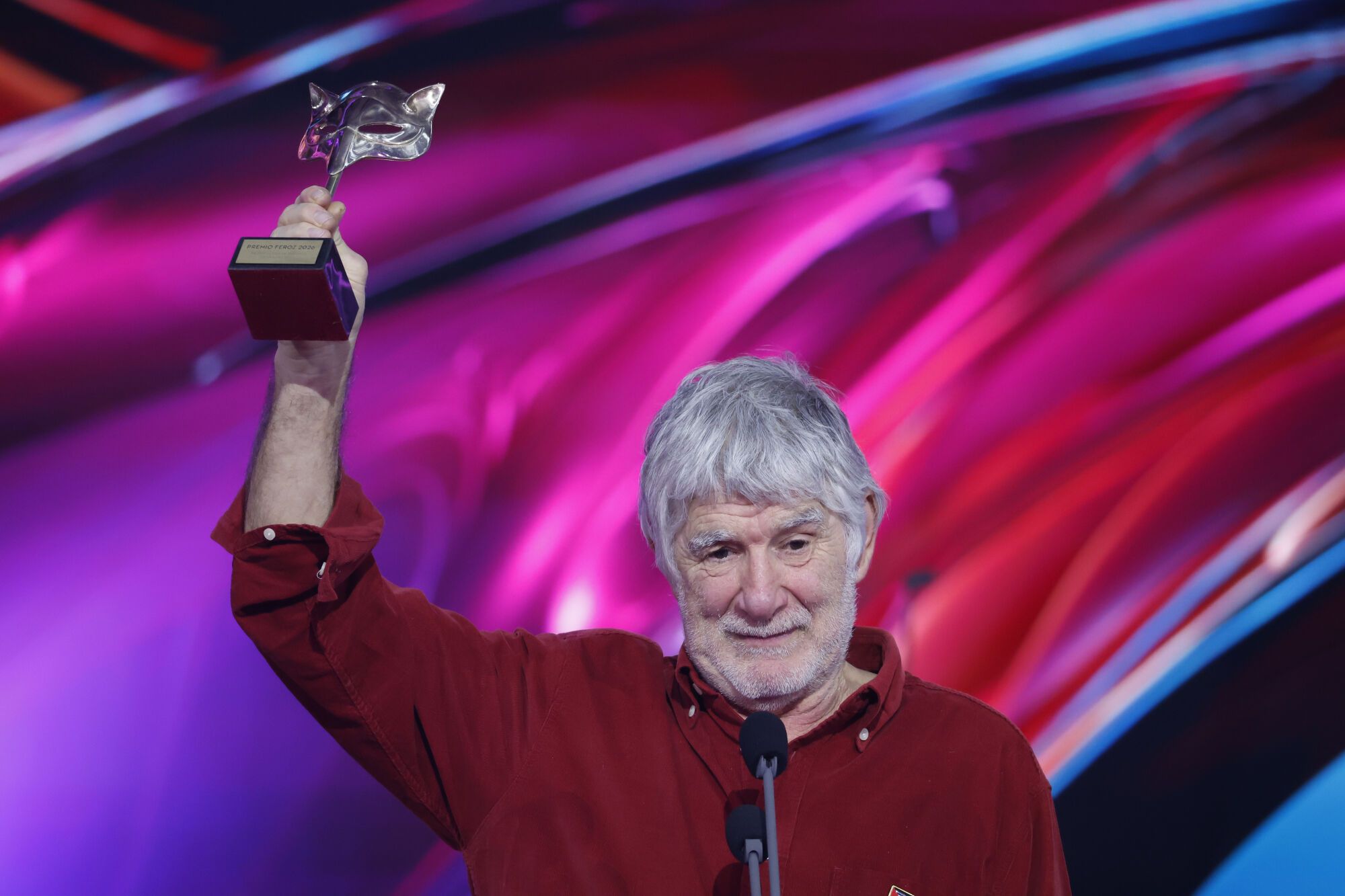 PONTEVEDRA, 24/01/2026.- El actor Kandido Uranga tras recibir el premio a ´Mejor actor secundario de película´ por su trabajo en ´Maspalomas´ durante la gala de entrega de los Premios Feroz 2026, organizada por la Asociación de Informadores Cinematográficos de España (AICE), que se celebran hoy sábado en el Pazo da Cultura de Pontevedra. EFE/Lavandeira Jr.