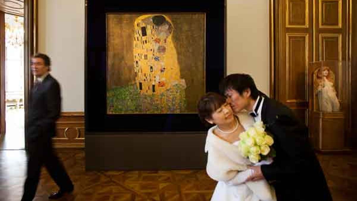 Pareja frente a &quot;El beso&quot;, de Klimt.