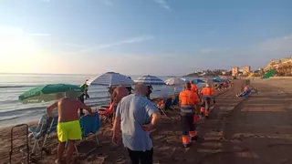 Orpesa activa su plan contra la reserva de playa: retiran en una mañana 29 sombrillas y 35 tumbonas