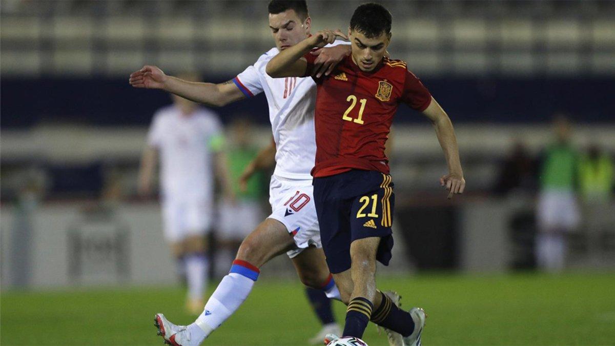 Pedri, en un acción del partido disputado este jueves en Marbella