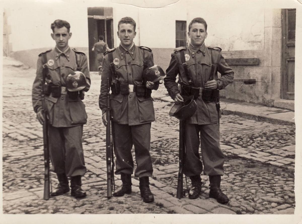 Tres hombres haciendo la mili en el siglo XX.