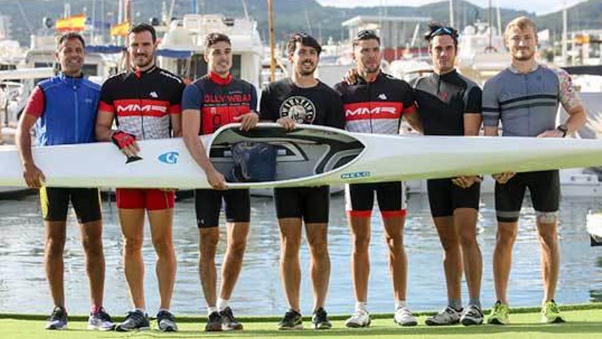 Por la izquierda, Miguel García, Saúl Craviotto, Daniel Abad, Juan Oriyés, Cristian Toro, Rodrigo Germade y Marcus Cooper, en Ibiza.