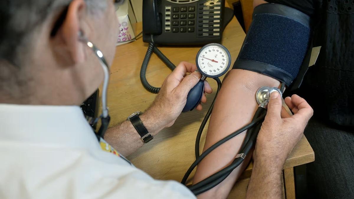 Consulta médica en la que se mida la tensión arterial.