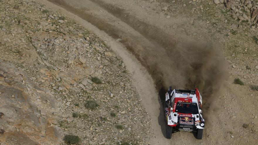 Carlos Sainz gana la primera etapa del Dakar tras una gran remontada