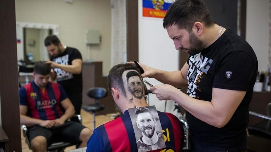El peluquero que te mete el Mundial en la cabeza