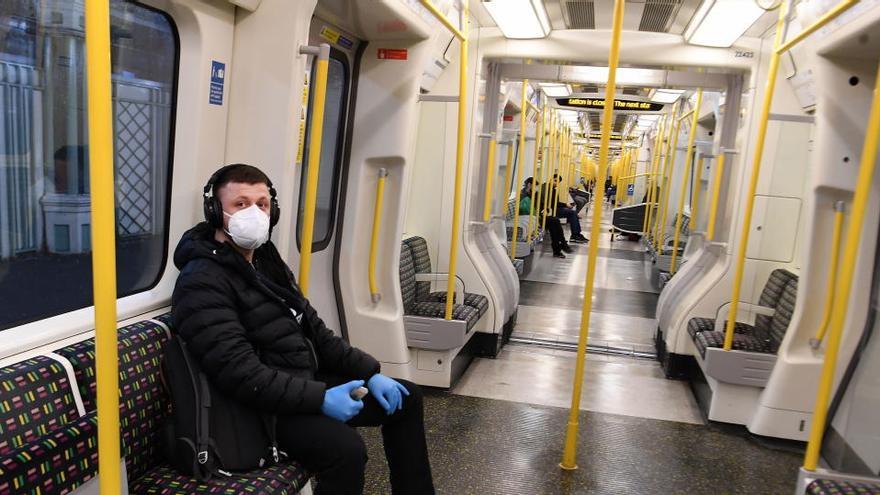 Un hombre viaja en el Metro de Londres.