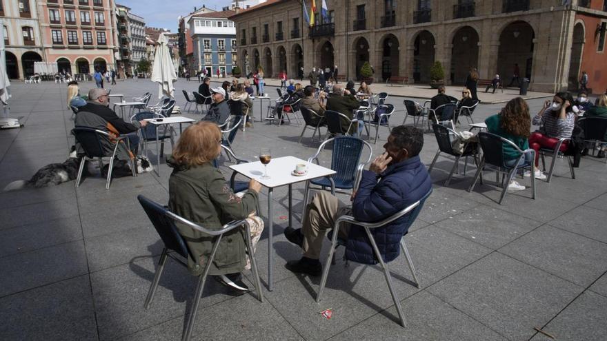 Ambiente en terrazas de la plaza de España de Avilés.